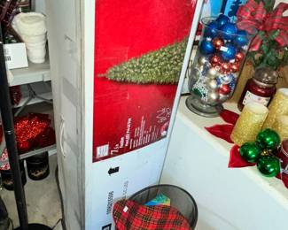 7.5 ft CHRISTMAS TREE IN BOX