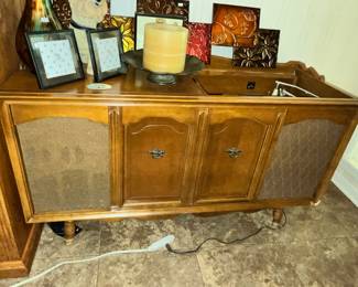 VINTAGE RCA STEREO CONSOLE