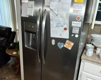FRIGIDAIRE GALLERY FRIDGE w/ ICE MAKER