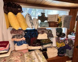 LOTS OF GREAT PILLOWS