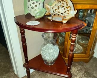 CUTE CORNER TABLE