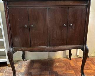 Edison Diamond Disc Player - C-150 Sheraton Design
Lot #: 10