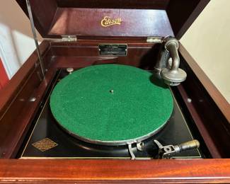 Edison Diamond Disc Player - C-150 Sheraton Design
Lot #: 10
