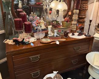 Vanity/Dresser with beautiful oval mirror
