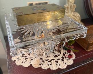 beautiful cake stand, decorative box