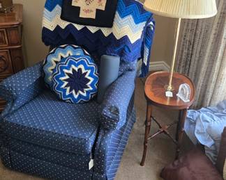 Nice arm chair & antique lamp with table 