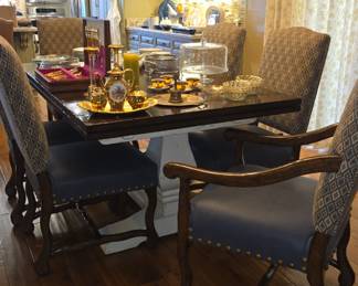 Beautiful Fremarc dining table and chairs 