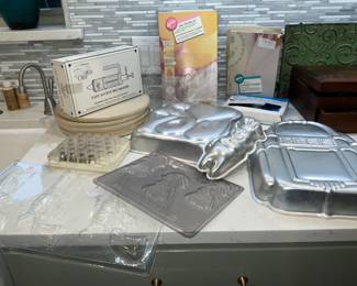 Lots of pastry items, 