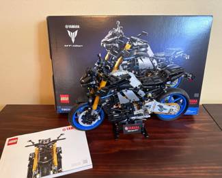  LEGO Technic Yamaha MT-10 SP (42159) building kit. 