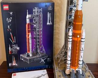  LEGO Icons NASA Artemis Space Launch System set (10341). 