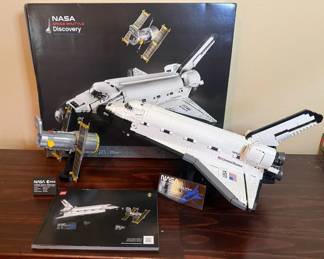 LEGO Icons NASA Space Shuttle Discovery model kit (set number 10283). 