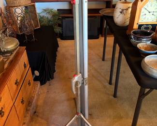 Portable projection screen stand / backdrop stand