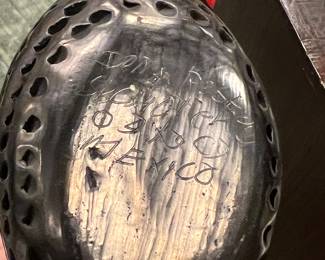  Signed barro negro carved vase by Dona Resa San Bartolo Coyotepe , Oaxaca Mexico circa 1980 Value $500/OBO