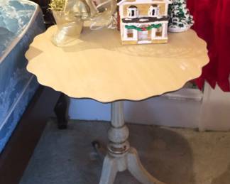 Vintage 3 leg table (21.5” diameter, 24.5” high)