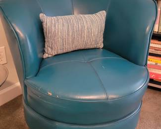 Swiveled teal chait