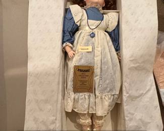 Seymour Mann Maggie Connoisseur Collection Doll fourth image
