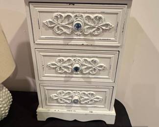 French Country Style Drawer Accent Chest with Decorative Knobs