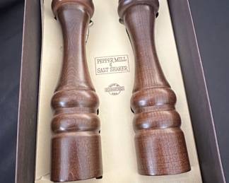 Olds Thompson Diplomat Set Walnut Pepper Mill and Salt Shaker