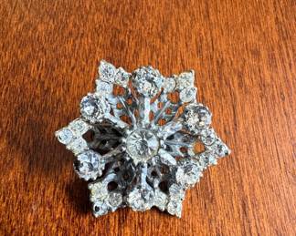 Vintage Weiss Rhinestone Snowflake Brooch