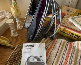 Shark GIN Steam Iron