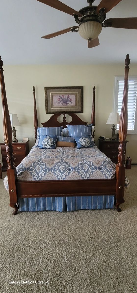 This is a Thomasville 4 poster queen bed, with an electric adjustable bed frame. Topaz firm mattress and camel suede queen box. Includes a firm care queen mattress protector .