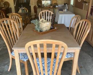 Table matching the hutch