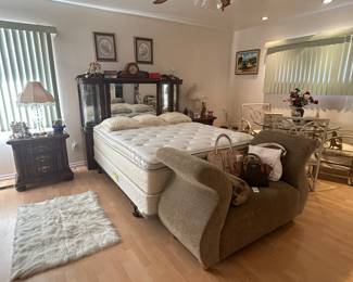 Ultra plush organic Cotten mattress, boxsprings by Sealy. 