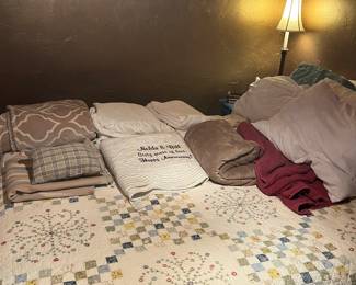 Comfy blankets and a gorgeous quilt. Queen size bed.