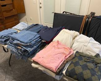 Men's jeans - mainly Wrangler and Levi's sizes 40 and 42. Men's jackets and shirts from XL to 3X. 