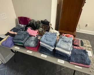 Women's and teen girl's jeans, shorts, and pants. Various sizes from size 4 to size 12! Notable brands include American Eagle and Hollister. Various purses, wristlets, and handbags.