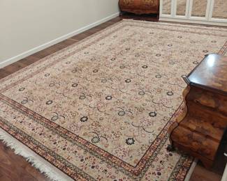 110	Floral Area Rug	9' x 12'