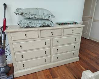 102	9 Drawer Chest / Dresser	18" x 60" x 36"