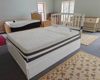 021	White Queen Trundle Bed (includes mattresses)