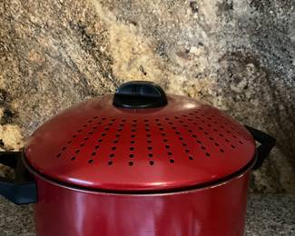 Soup pot with strainer lid