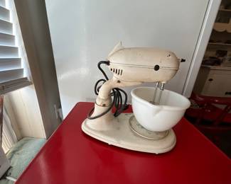 Dormeyer mixer with milk glass bowl