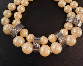 Chunky pearl necklace