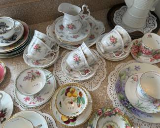 Tea Cups & Saucers 