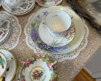 Tea Cups & Saucers 