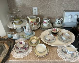 Tea Cups & Saucers 