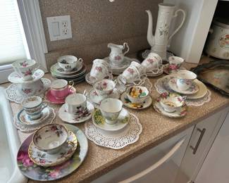 Tea Cups & Saucers 