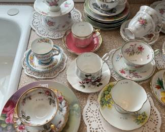 Tea Cups & Saucers 