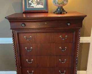 Lexington 6 Dr Chest With Floral Lamp