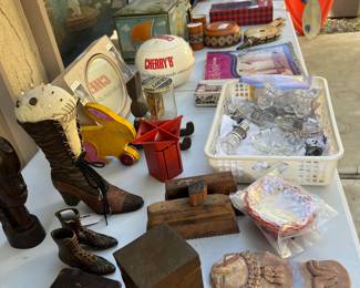 You’ll find a great variety of things ! Not only is the owner an interior designer, she also sold at Seahive in Oceanside 