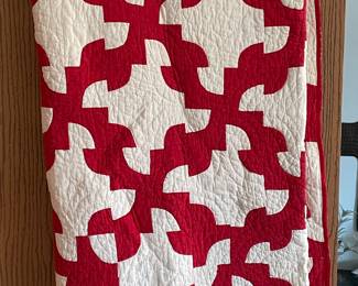 Wow what a nice old quilt 