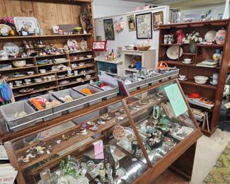 Vintage jewelry, brooches, kitchenware