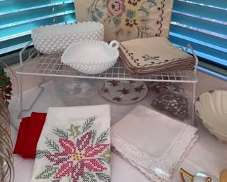 HAND EMBROIDERED/STITCHED TABLECLOTHS VINTAGE LACED NAPKINS                                                    MILK GLASS 