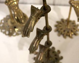  "Andrea by Sadek" vintage brass hand clip stands, made in Japan. 19", 15", 13"
These items can be shipped.