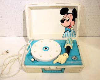 A vintage 1960 - 1970 General Electric Mickey Mouse portable record player, front clip is broke off and the arm does not have a needle, 13.5" x 9.5" x 6". This item can be shipped.