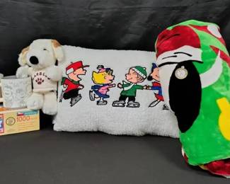 SH179Christmas Peanuts Pillow  Mugs