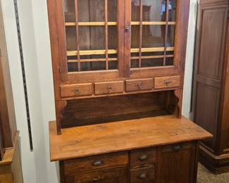 Early oak 2-piece cupboard.